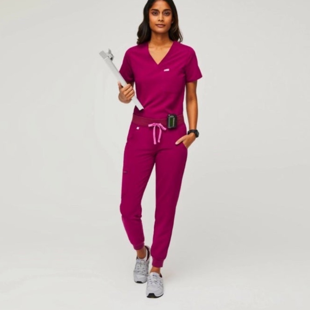 FIGS magenta scrub joggers in XS - brand NEW with tag